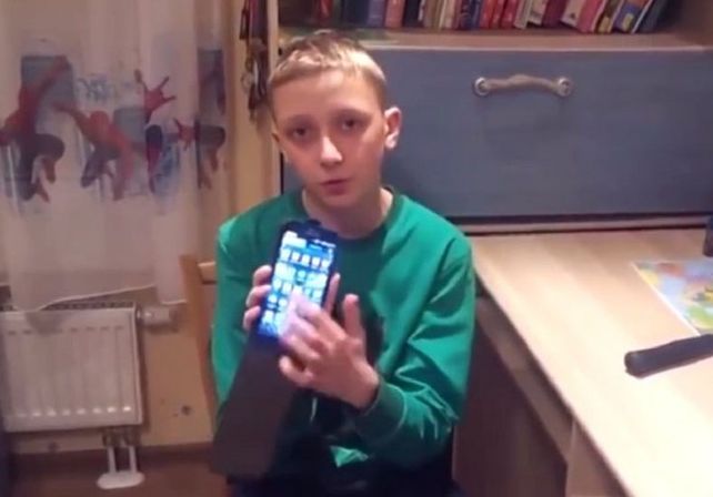 Quiso demostrar la resistencia de su celular, pero todo salió mal