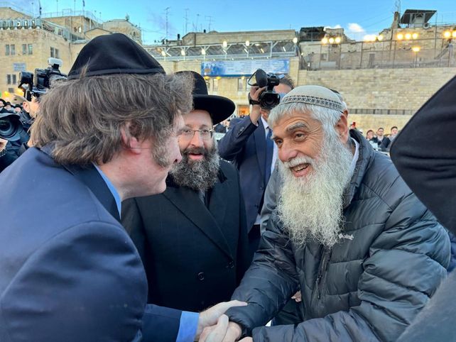 El presidente Javier Milei fue recibido por el rabino Shmuel Rabinowitz el visitar el Muro de los Lamentos.&nbsp; 