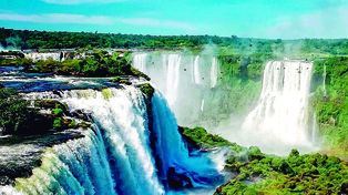 Las Cataratas del Iguazú son la atracción más famosa de la ciudad de Iguazú, atrayendo miles de turistas semana a semana.