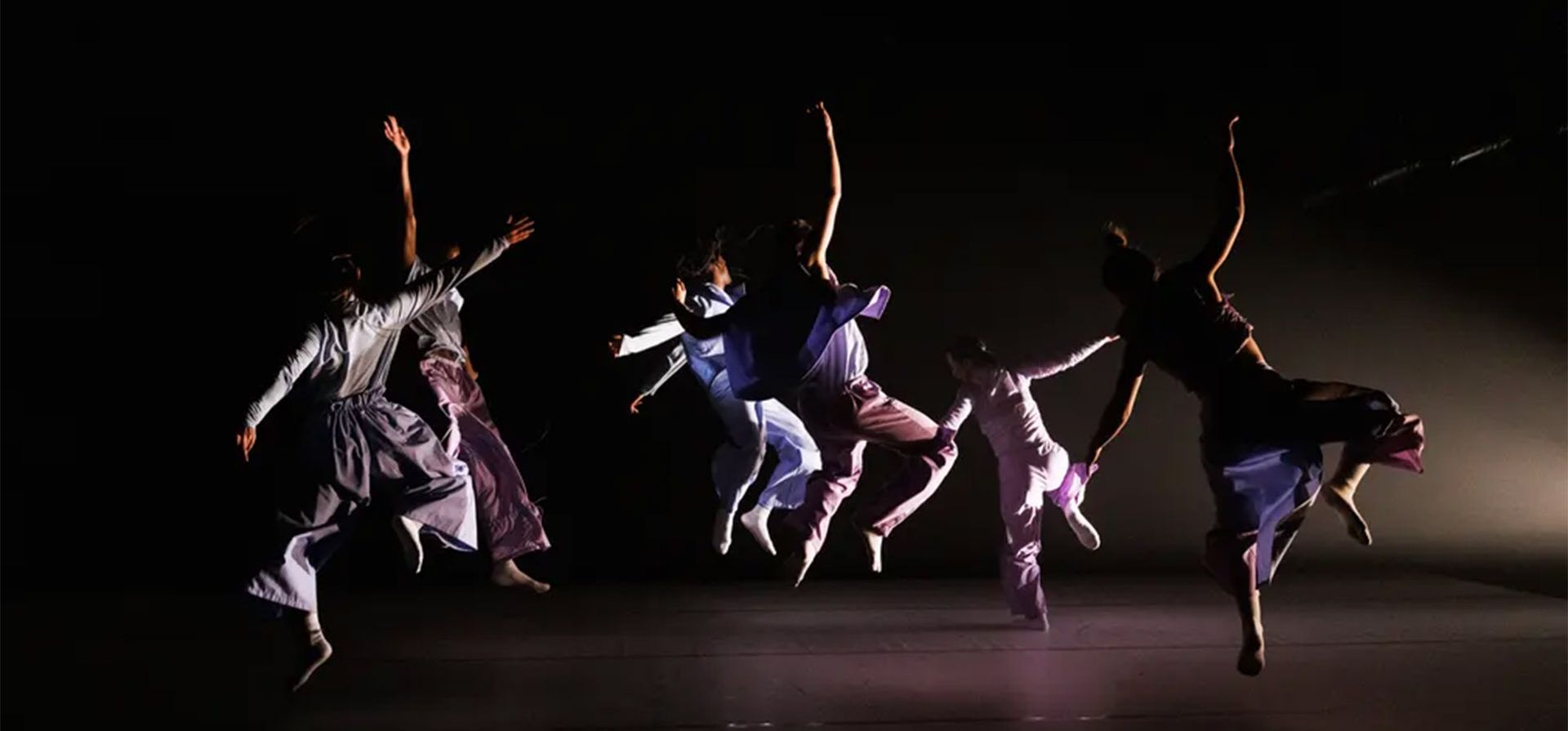 Bailarines actúan durante el espectáculo Memento de Mazelfreten en la Maison du Théâtre et de la Danse, Épinay-sur-Seine, Francia. Fotografía: Richard Bord/Getty Images Bailarines actúan durante el espectáculo Memento de Mazelfreten en la Maison du Théâtre et de la Danse, Épinay-sur-Seine, Francia. Fotografía: Richard Bord/Getty Images