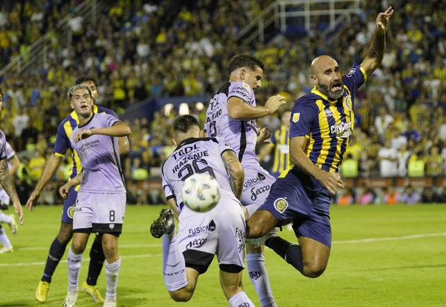 Se cae. Carlos Quintana terminó jugando de 9 ante Barracas y fue por la heroica. No pudo ser y Central volvió a perder.