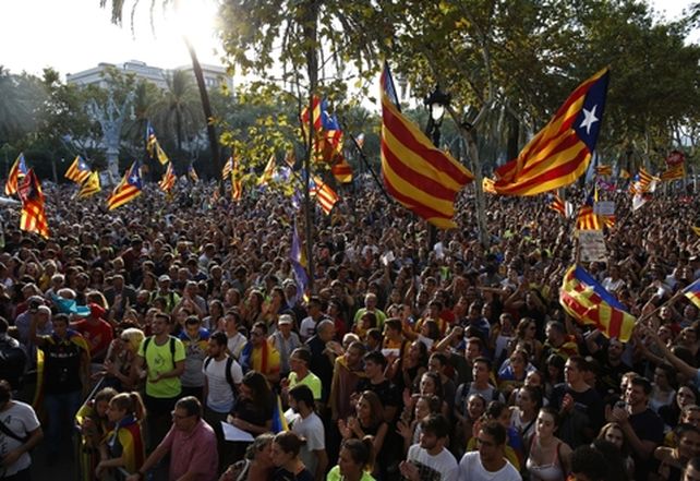 No ceden. Separatistas colmaron las calles de Barcelona en repudio a los operativos del gobierno central.