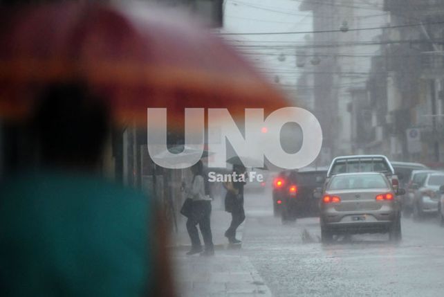El verano se comenzó a despedir con una lluvia torrencial en la ciudad