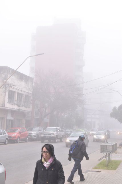 La ciudad de Santa Fe atrapada en una densa niebla: qué es este fenómeno y por qué se forma