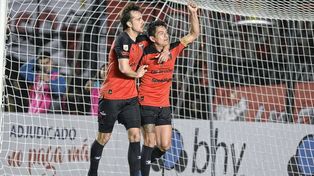 El Pulga Rodríguez marcó los dos goles en el triunfo de Colón.