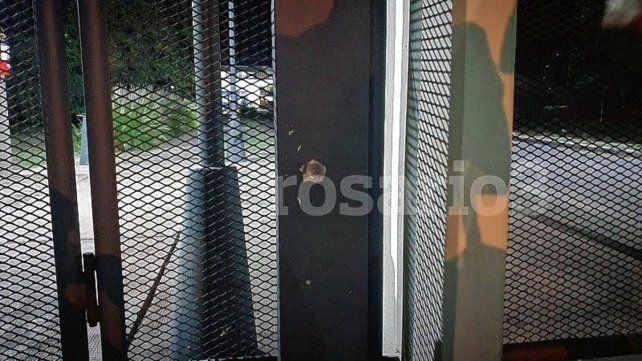 Balearon otra vez el frente de Televisión Litoral: al menos ocho disparos desde un auto