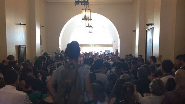 Tomaron el Ministerio de Educación de la Nación por 400 despidos