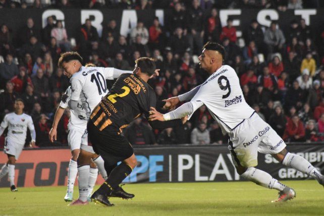 ¿Hay una mano negra contra Colón? Otro penal ignorado y un arbitraje que genera bronca