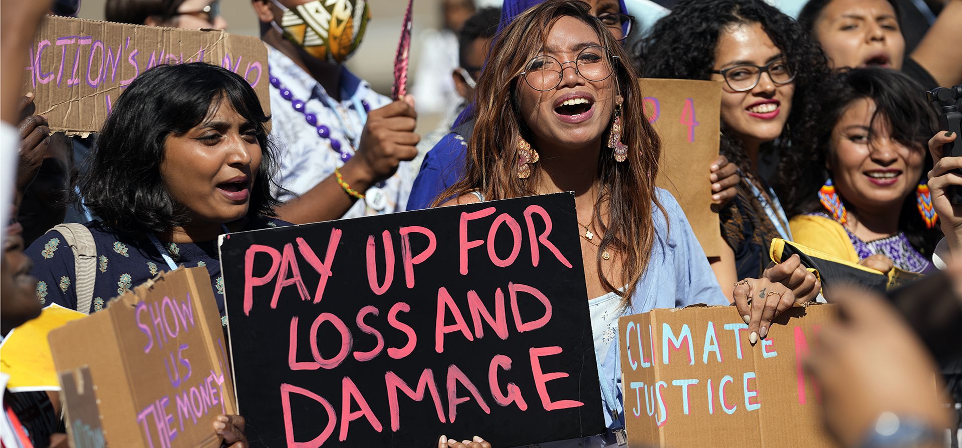 Mitzi Jonelle Tan, de Filipinas, centro, participa en una protesta de Fridays for Future pidiendo dinero para la acción climática en la Cumbre Climática COP27 de la ONU, el 11 de noviembre de 2022, en Sharm el-Sheikh, Egipto. (Foto AP/Peter Dejong)