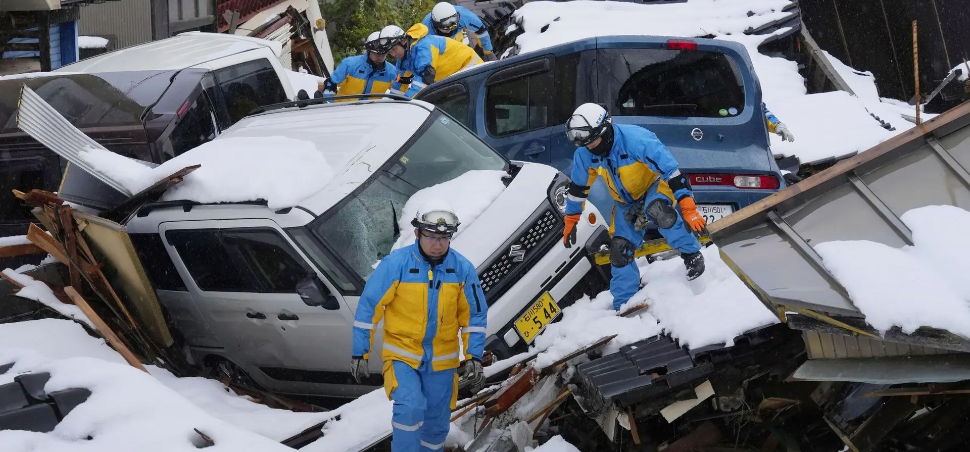 Agentes de policía se preparan para llevar a cabo una operación de búsqueda en la prefectura de Ishikawa tras los terremotos en la costa occidental, Suzu, Japón. Fotografía: /AP Agentes de policía se preparan para llevar a cabo una operación de búsqueda en la prefectura de Ishikawa tras los terremotos en la costa occidental, Suzu, Japón. Fotografía: /AP