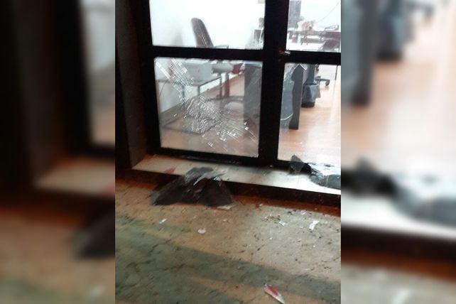 El ataque solamente dejó daños materiales.
