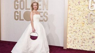 El vestido blanco con un mensaje oculto que Gillian Anderson lució en la alfombra roja de los Globos de Oro