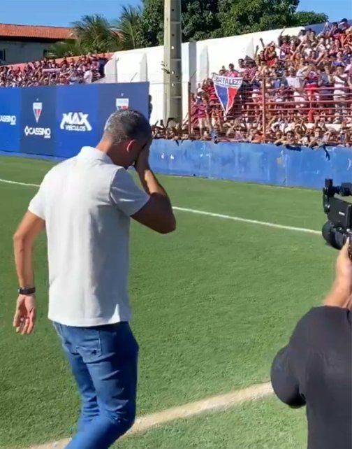 Vojvoda rompió en llanto ante la despedida de Fortaleza frente a los hinchas.