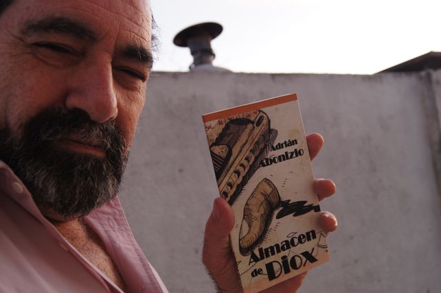 Adrián Abonizio: trece libros para cantar la ciudad