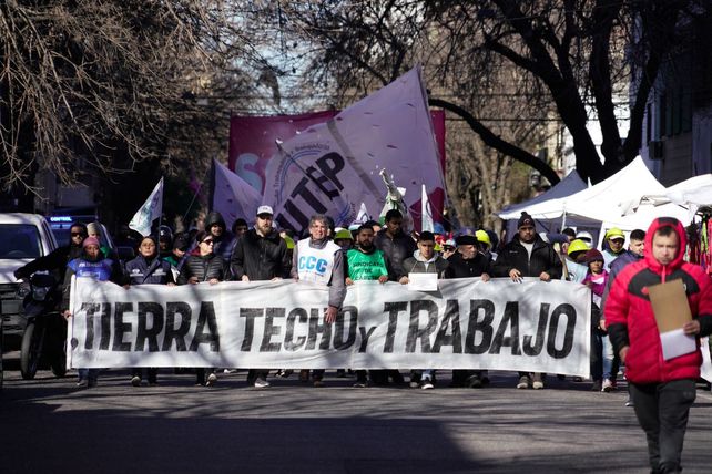 Organizaciones sociales y sindicatos locales en la marcha por el día de San Cayetano.&nbsp;
