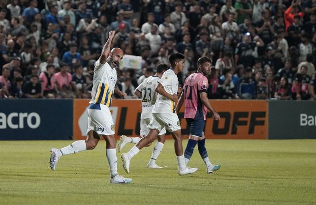 Quintana salió lesionado en el complemento. El defensor marcó el tanto del empate.