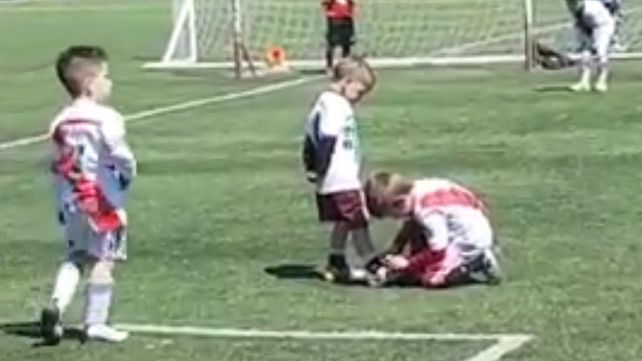 Le ató los cordones a su rival para que pueda seguir jugando