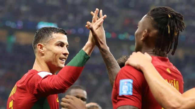 Cristiano Ronaldo y Rafael Leão celebran un gol en la selección de Portugal
