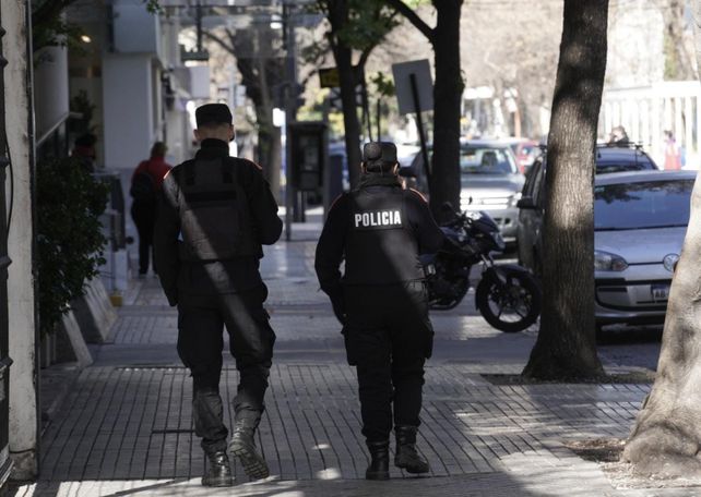 El operativo del Censo 2022 en los barrios: censistas caminan en grupo y refuerzos de seguridad