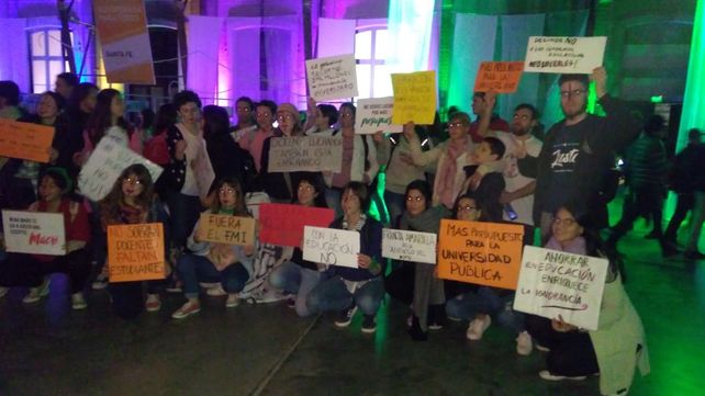 Cortes de calles y reclamos: dan clases públicas en las facultades céntricas