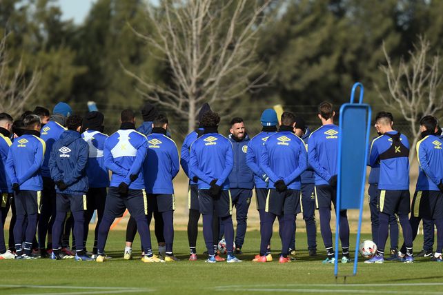Central: Tevez le abrió las puertas a la prensa en la práctica previa a su debut como DT