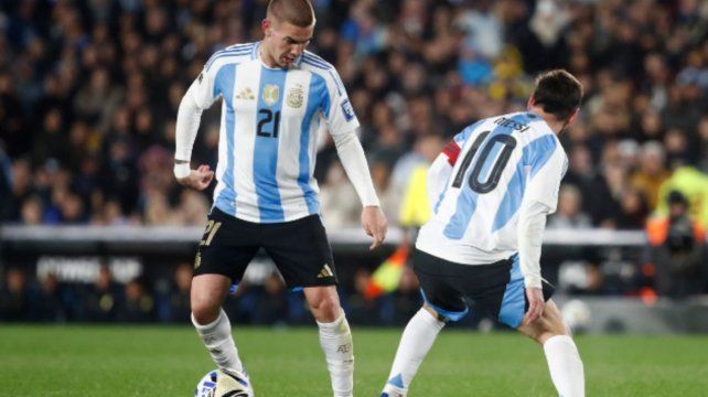 Franco Mastantuono junto a Lionel Messi. El futuro y el presente que se va pronto de la selección argentina.