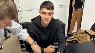 Facundo Buonanotte durante la firma de documentación que lo vinculará al Brighton de Inglaterra.
