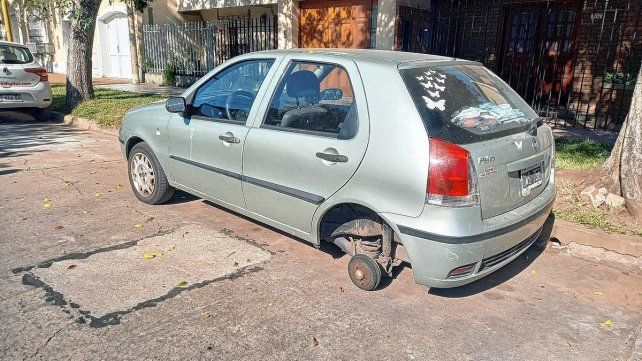 Ladrones le robaron las dos ruedas de su auto
