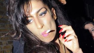 Amy Winehouse falleció rodeada de botellas de vino