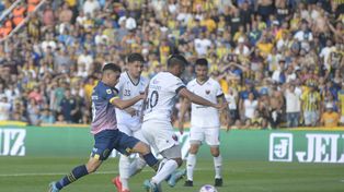 Buonanotte intenta progresar entre tres jugadores de Colón. El pichón de crack fue el más claro de Central.