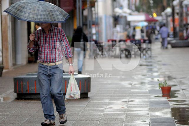 La lluvia pasó por la ciudad, pero aún continúa el alerta meteorológico
