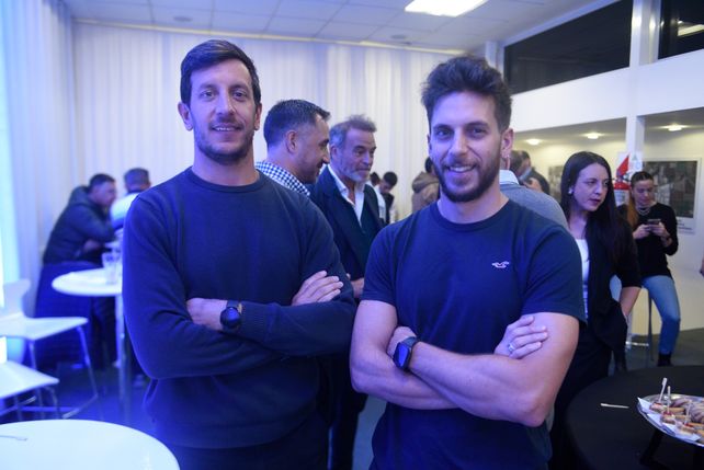 Los hermanos Sacchi, de la firma de paños, con planta en el Parque Metropolitano.