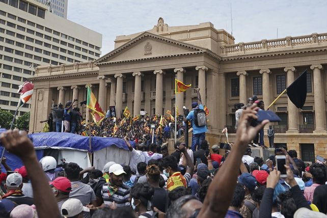 Miles de manifestantes ingresaron este sábado a la residencia oficial del presidente de Sri Lanka para exigir su renuncia.&nbsp;