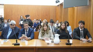 Los querellantes y fiscales en el juicio por la muerte de Carlovich. Detrás, los familiares del ex jugador de Central Córdoba.