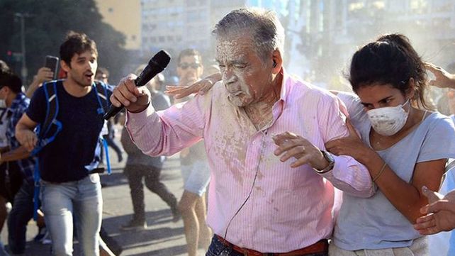 Así le quedó el rostro a Julio Bazán tras la agresión que sufrió frente al Congreso