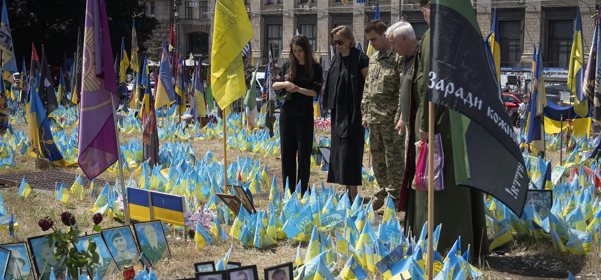 Familiares y amigos lloran al piloto ucraniano Valentin Korenchuk, de 48 años, que murió en una batalla con las tropas rusas, durante la ceremonia fúnebre en la plaza principal de la ciudad en Kiev, Ucrania, el martes 18 de junio de 2024. (Foto AP/Efrem Lukatsky) Familiares y amigos lloran al piloto ucraniano Valentin Korenchuk, de 48 años, que murió en una batalla con las tropas rusas, durante la ceremonia fúnebre en la plaza principal de la ciudad en Kiev, Ucrania, el martes 18 de junio de 2024. (Foto AP/Efrem Lukatsky)