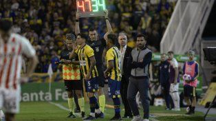 Histórico. Tevez mandó a la cancha a tres relevos al mismo tiempo, cuando faltaban 10’ para el final de la primera etapa.