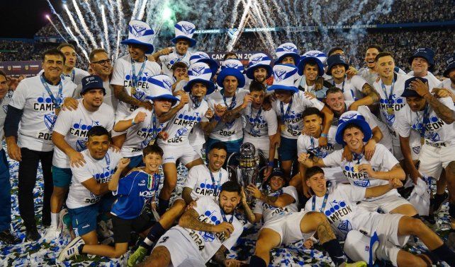 Los jugadores de Vélez con la copa.