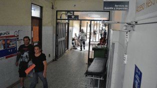 Un hombre con dos heridas de bala