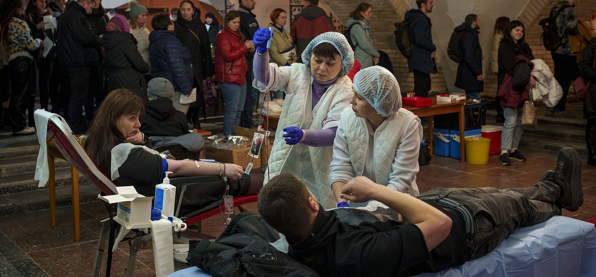 La gente hace fila para donar sangre para el personal ucraniano herido, durante un evento en el sótano de la Iglesia Católica Romana de San Nicolás, en Kiev, Ucrania, el martes 19 de marzo de 2024. (Foto AP/Vadim Ghirda) La gente hace fila para donar sangre para el personal ucraniano herido, durante un evento en el sótano de la Iglesia Católica Romana de San Nicolás, en Kiev, Ucrania, el martes 19 de marzo de 2024. (Foto AP/Vadim Ghirda)