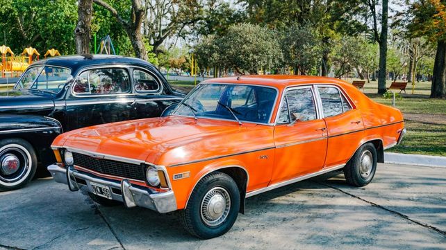 Los amantes de los autos antiguos se reúnen para iniciar las actividades anuales
