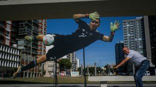 El Dibu Martínez tiene una gigantografía en Mar del Plata y recibirá un homenaje