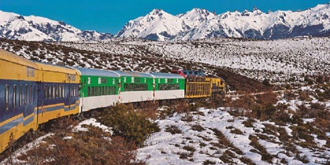 El Tren Patagónico recorre 800 km conectando Viedma con Bariloche en casi 19 horas.