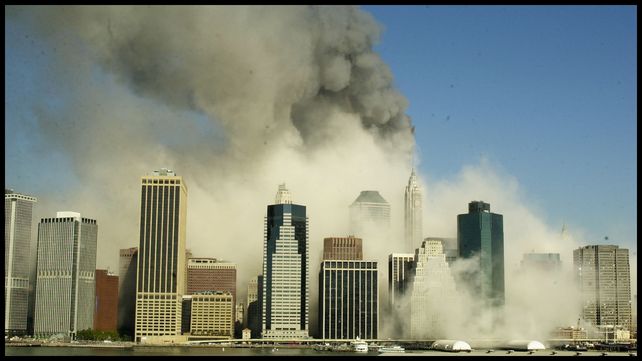 Esta es una vista del horizonte de Manhattan desde Brooklyn, el martes 11 de septiembre de 2001, después de que las torres del World Trade Center colapsaran tras ser golpeadas por aviones. (Foto AP / Kathy Willens)