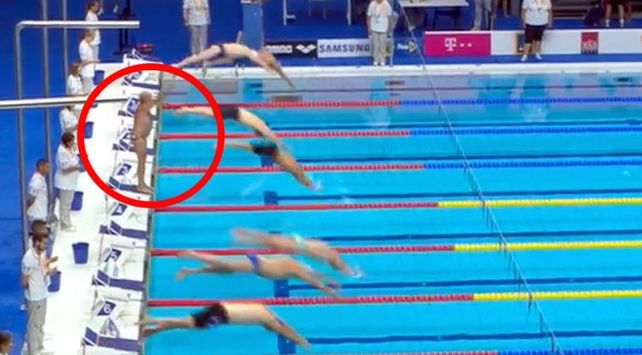 La reacción. Un nadador español se quedó estático ante la negativa del minuto de silencio.&nbsp;