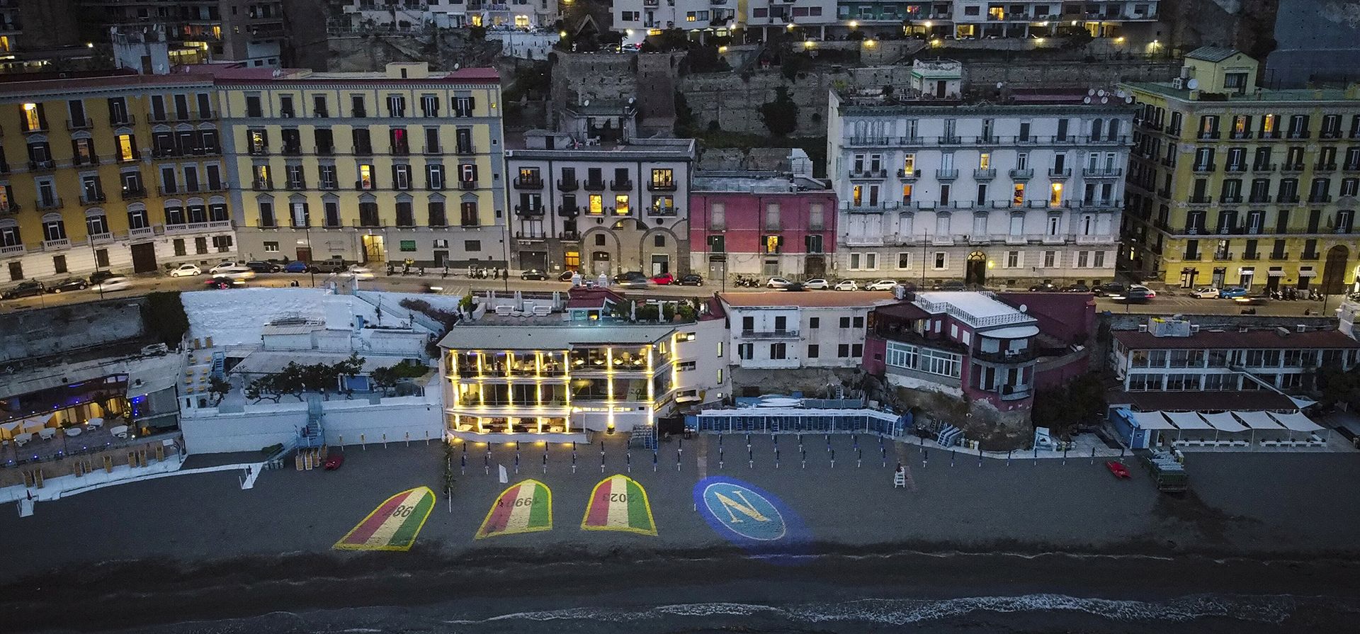 El logo del equipo de fútbol de Napoli, a la derecha, y tres 