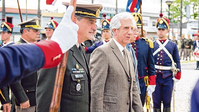 acto. Tabaré Vázquez y Manini Ríos durante una ceremonia pasada en Montevideo.
