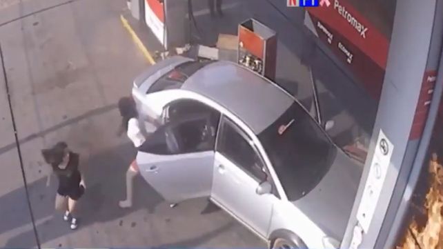 Pánico en la estación de servicios: un auto chocó contra un surtidor y provocó un incendio