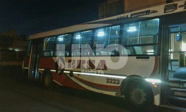 Rompió el vidrio de un colectivo de la Línea 9 y lo detuvieron