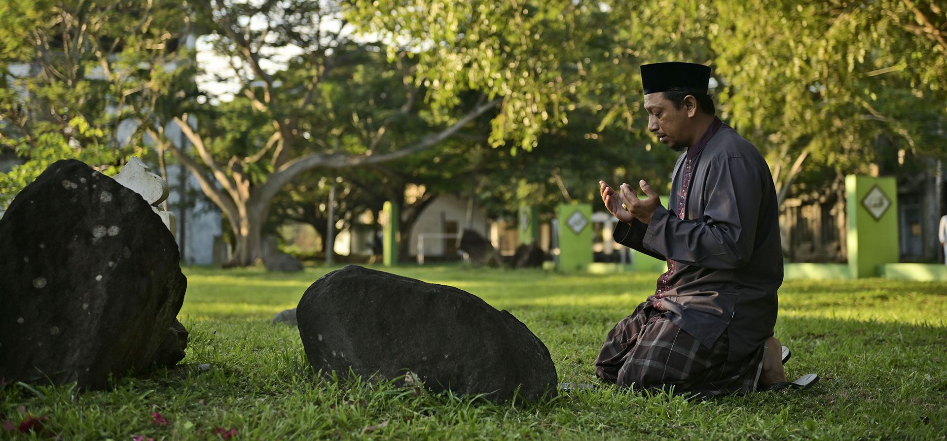 Un hombre reza en una fosa común pasa las víctimas del tsunami de 2004 en el océano Índico, en Banda Aceh, Indonesia, el 26 de diciembre de 2024. (AP Foto/Reza Saifullah) Un hombre reza en una fosa común pasa las víctimas del tsunami de 2004 en el océano Índico, en Banda Aceh, Indonesia, el 26 de diciembre de 2024. (AP Foto/Reza Saifullah)